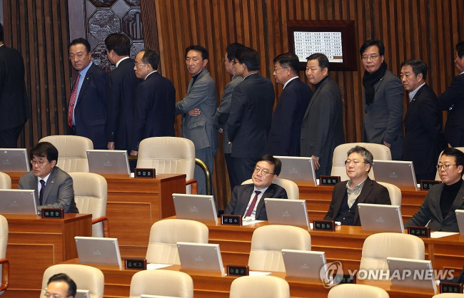 어두운 표정으로 본회의 참석한 국민의힘