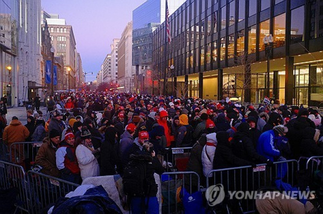 트럼프 취임식 생중계 관람 위해 경기장으로 입장하는 지지자들