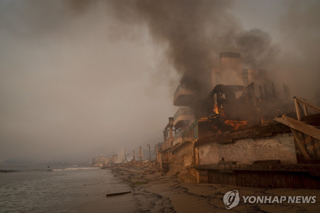 LA 퍼시픽 팰리세이즈 해변에서 불타고 있는 주택들