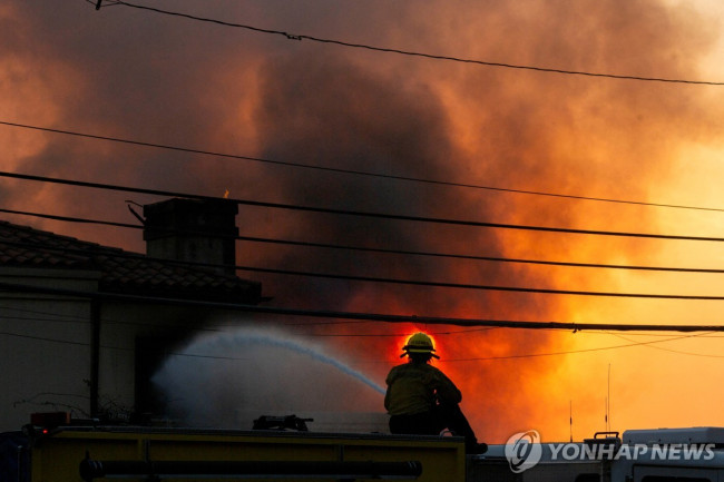 LA 퍼시픽 팰리세이즈 화재 지역에서 진화 중인 소방관