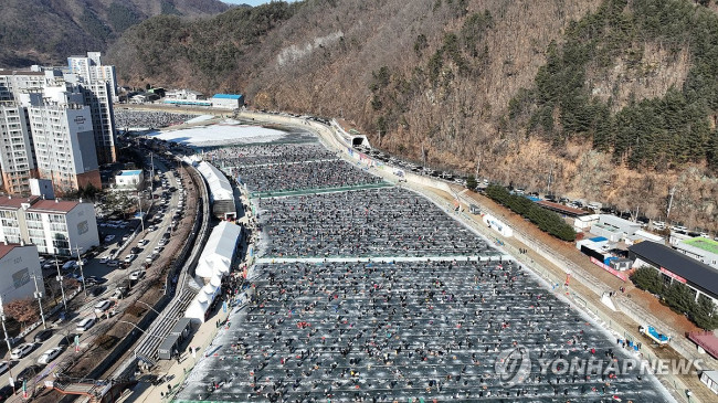 강태공들로 빽빽이 채워진 화천 산천어축제장