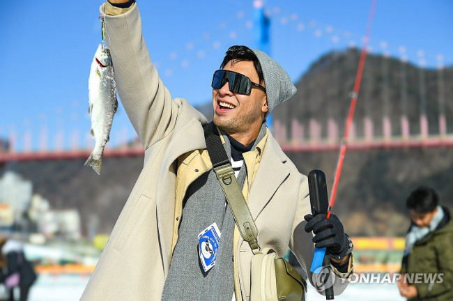 화천산천어축제가 즐거운 외국인 관광객