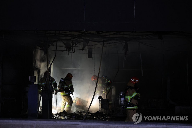 성남 야탑동 복합건축물 화재 진화작업 하는 소방관들