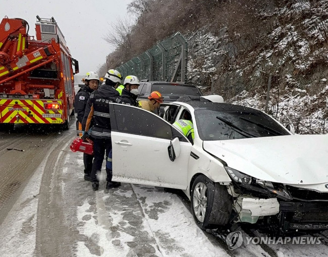 눈길에 사고난 차량…3명 다쳐