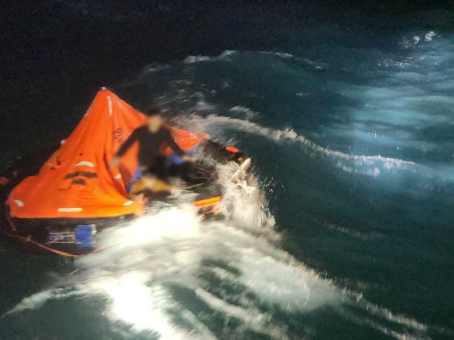 구명 뗏목 탑승한 선원들