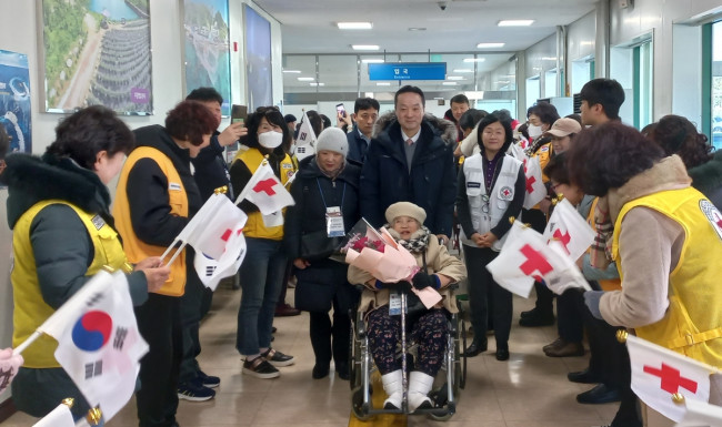 고국 땅 밟은 사할린 동포들