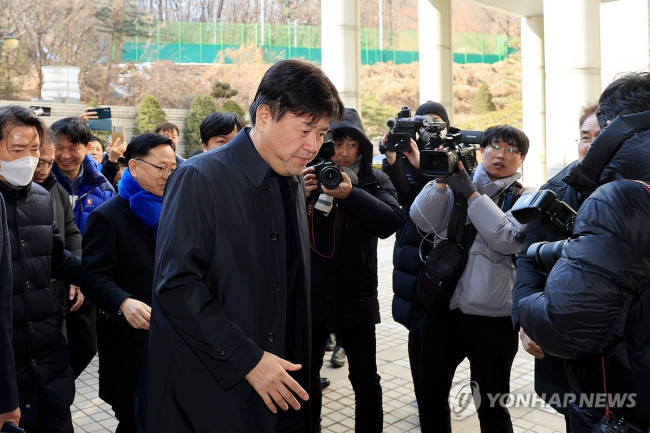 2심 선고 공판 출석하는 김용 전 민주연구원 부원장