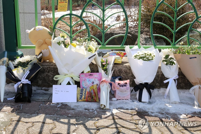 학교에 모여든 추모 물결