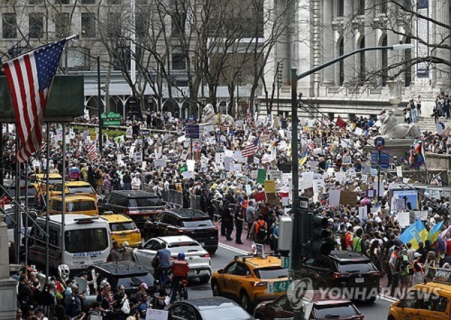 19일 뉴욕 공공도서관 앞에서 반트럼프 시위를 벌이고 있는 시민들 