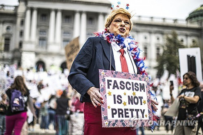 펜실베이니아주 의사당 앞 시위대 