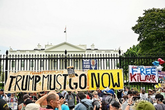 19일 백악관 앞에서 열린 반트럼프 시위 