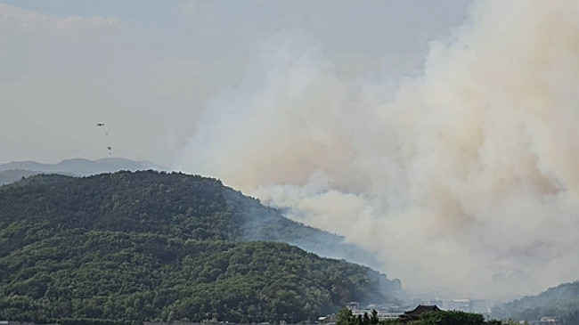 대구 함지산 불…헬기 동원 진화 작업  