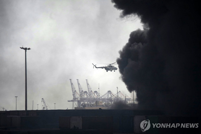 26일(현지시간) 이란 남부 샤히드 라자이항 폭발 현장