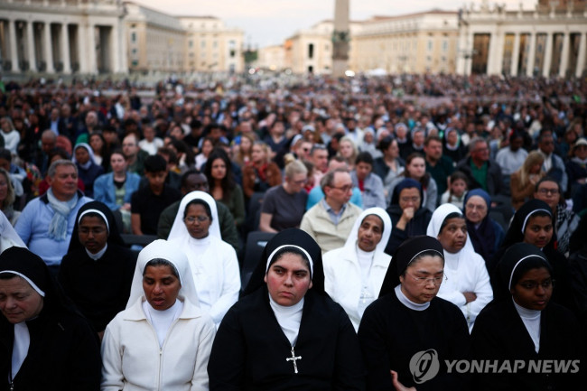 21일(현지시간) 오후 성베드로 광장의 묵주기도