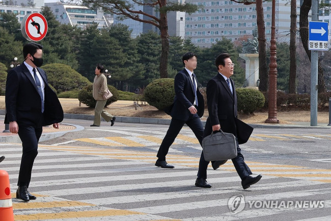신변 위협 받는 이재명 대표, 국회 경내에서도 경호원과 함께