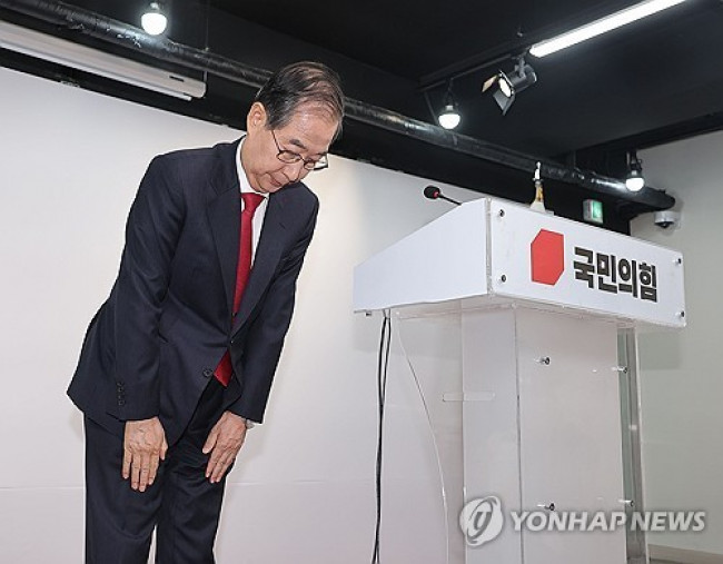 인사하는 한덕수 후보