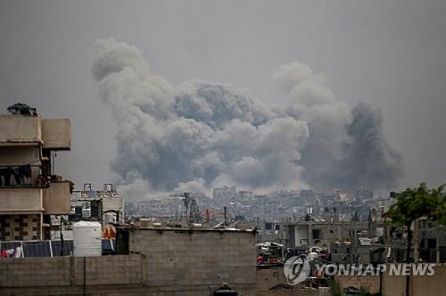 15일(현지시간) 이스라엘군 공습으로 연기 피어오르는 가자지구 북부 자발리아 마을