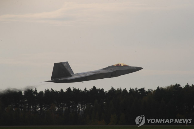 폴란드 공군 기지의 미 공군 F-22 랩터