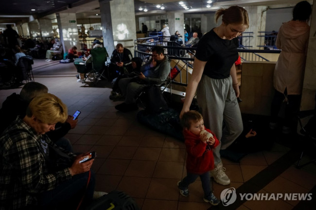 25일(현지시간) 러시아의 공습을 피해 지하철 대피소로 피신한 우크라이나 키이우 시민들