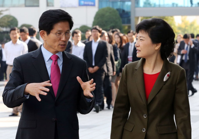 지난 2012년 만난 김문수 후보(왼쪽)와 박근혜 전 대통령