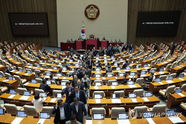 최상목 탄핵소추안 표결, 퇴장하는 국민의힘