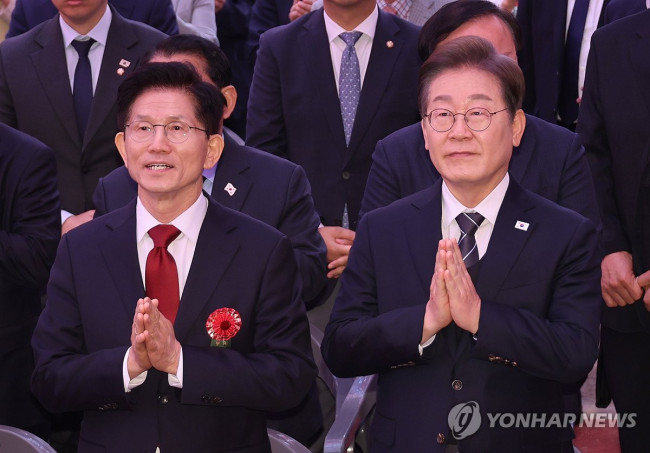 합장하는 이재명-김문수 대선 후보
