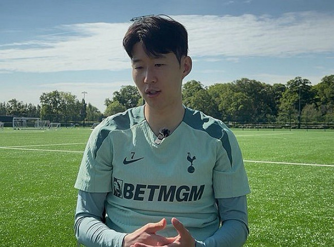 인터뷰하는 손흥민