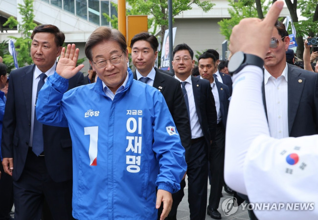 파주 시민들에게 인사하는 이재명 후보