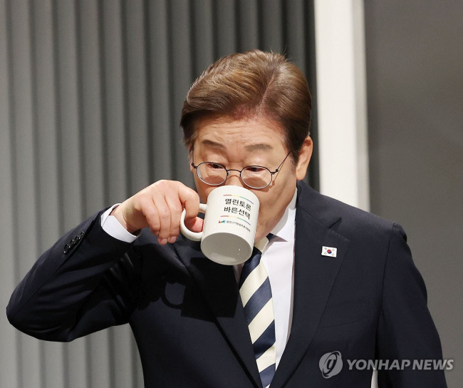 목 축이는 이재명 후보