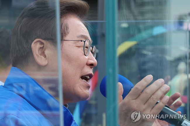 시흥시민들에게 지지 호소하는 이재명 후보