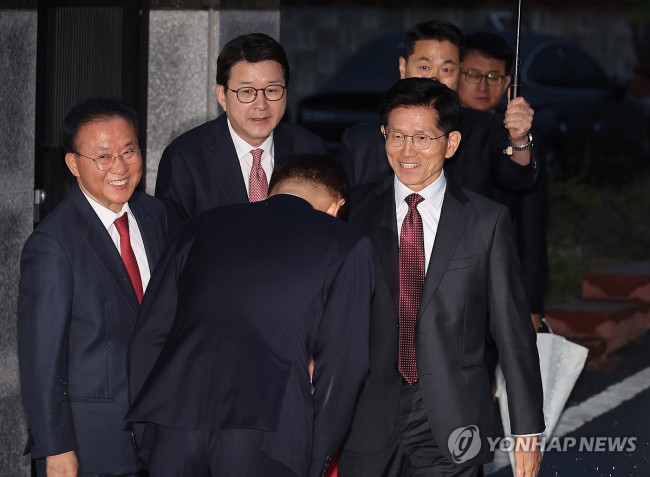 박근혜 전 대통령 사저 도착한 김문수