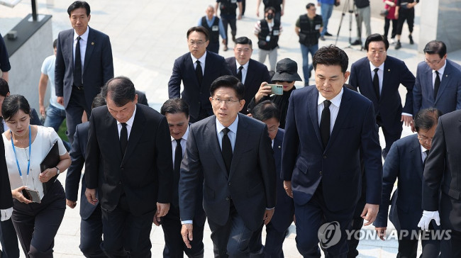 국립3·15민주묘지 찾은 김문수 후보