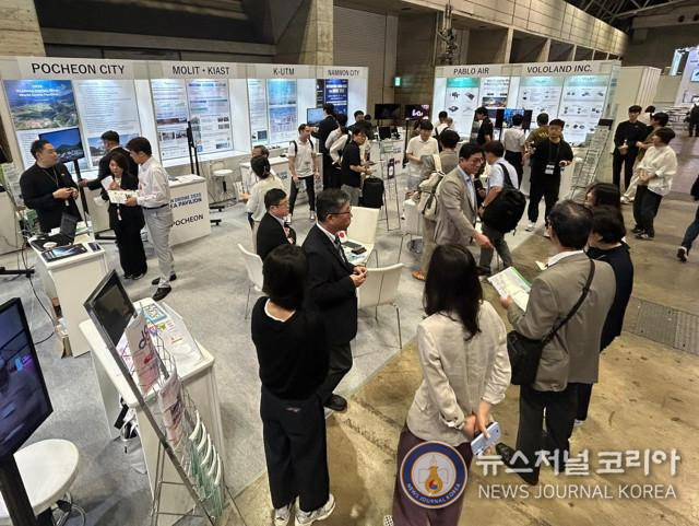 한-일 드론 로드쇼 대한민국 통합전시관에서 방문객을 대상으로 전시 내용을 소개하고 있다