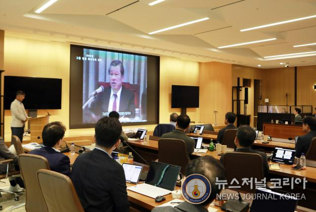 2025 SK 경영전략회의에 참여한 SK 경영진이 최종현 선대회장의 육성을 들으며 SKMS 철학과 정신을 되새기고 있다