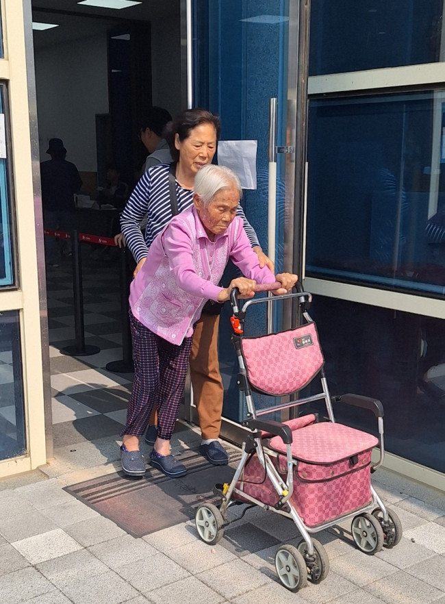 투표하고 나오는 '주민등록 121세' 이용금 할머니