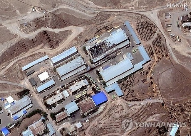 막사가 촬영한 혁명수비대 가디르 기지 모습. 검게 그을린 부분이 폭격맞은 자리