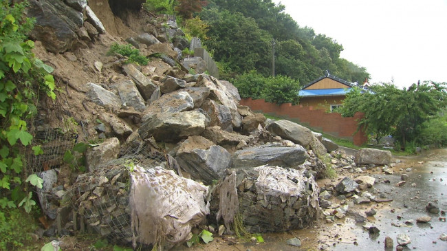 계룡 석축 붕괴