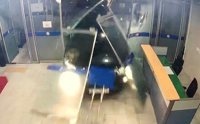 경찰서 돌진하는 차량