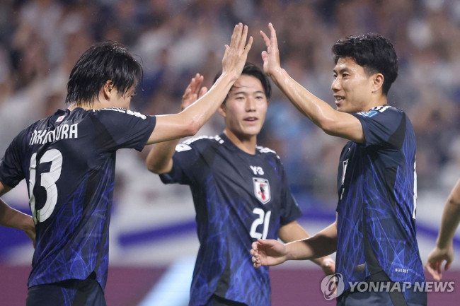 6번째 골 넣고 팀원들과 기뻐하는 일본의 호소야 마오(오른쪽)