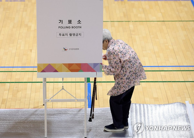 투표 나선 고령 유권자