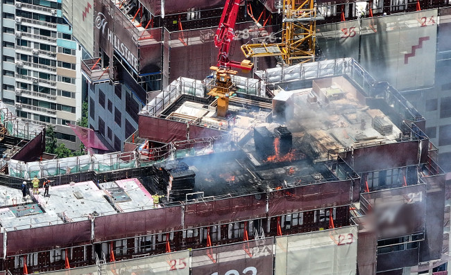 대구 아파트 공사장서 불…진화 중