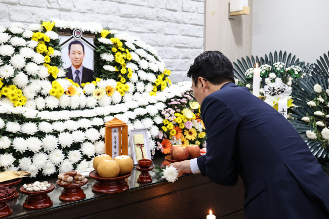 김민석 국무총리 후보자, 고 김충현 씨 빈소 조문