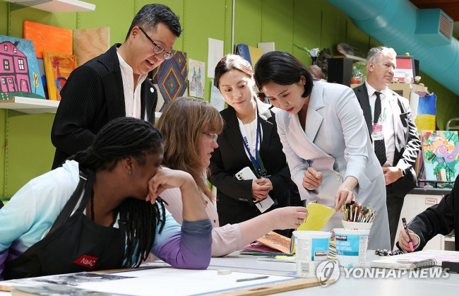 김혜경 여사, 캘거리 장애인예술센터 방문