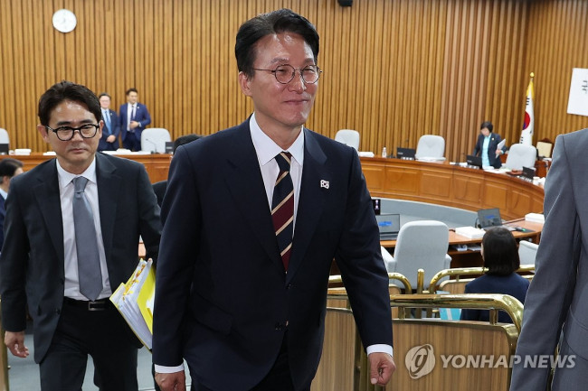 청문회장에서 나가는 김민석 후보자
