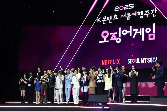 기념촬영하는 오겜 출연 배우들