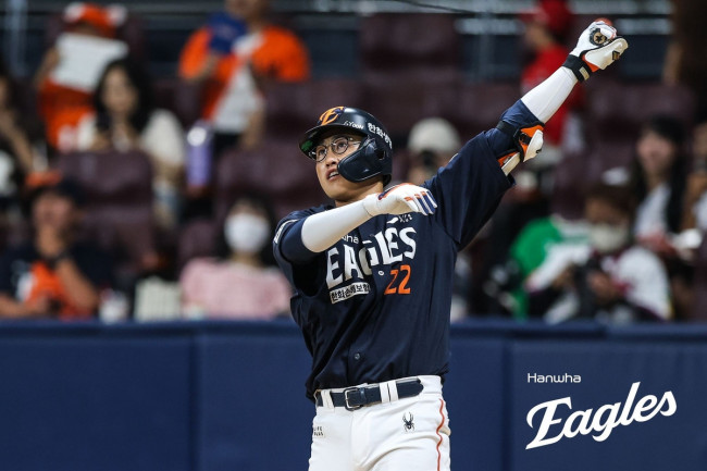 채은성이 선제 투런포를 날렸다.