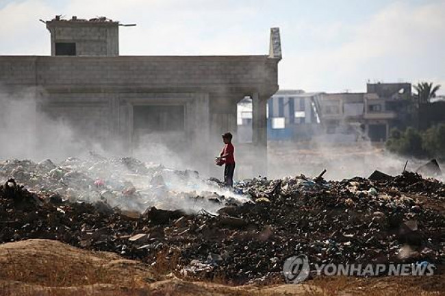 이스라엘 공습으로 폐허가 된 가자지구의 팔레스타인 소년