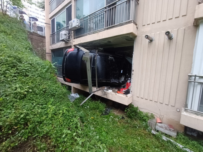 아파트 1층으로 돌진한 승용차