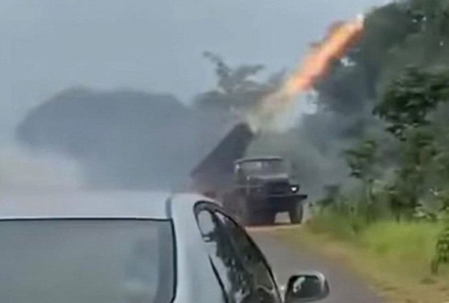 캄보디아군, 다연장로켓포로 태국 공격