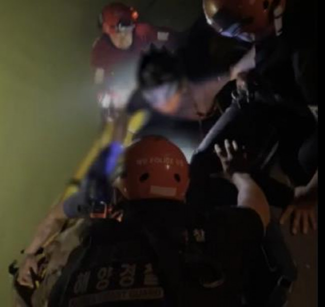 고립자 구조하는 해양경찰